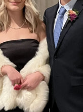 Load image into Gallery viewer, Boutonnière MVHS