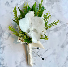 Load image into Gallery viewer, Boutonnière SMS Winter
