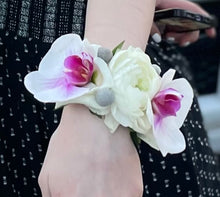 Load image into Gallery viewer, Wrist Corsage OEHS Homecoming
